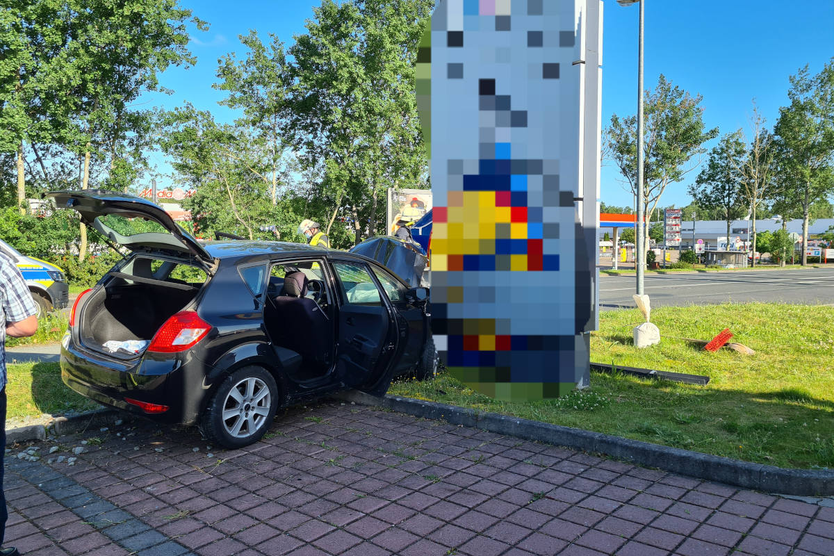 18-Jähriger kommt von Fahrbahn ab und kollidiert mit Werbetafel