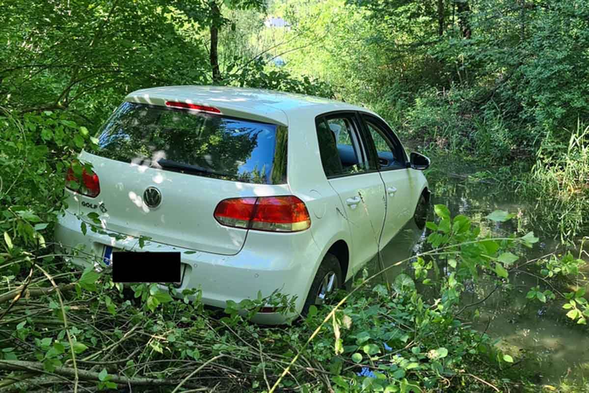 Mit PKW in alte Traun gefahren