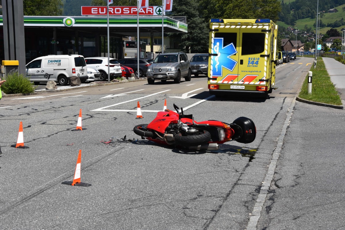 Beim Unfall in Schänis SG wurde der Motorradlenker von der Rega geborgen.