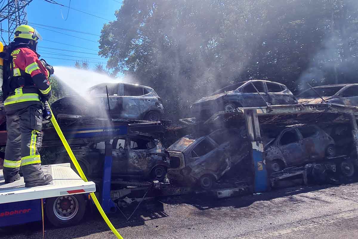 Feuerwehr löscht Autotransporter auf der A210