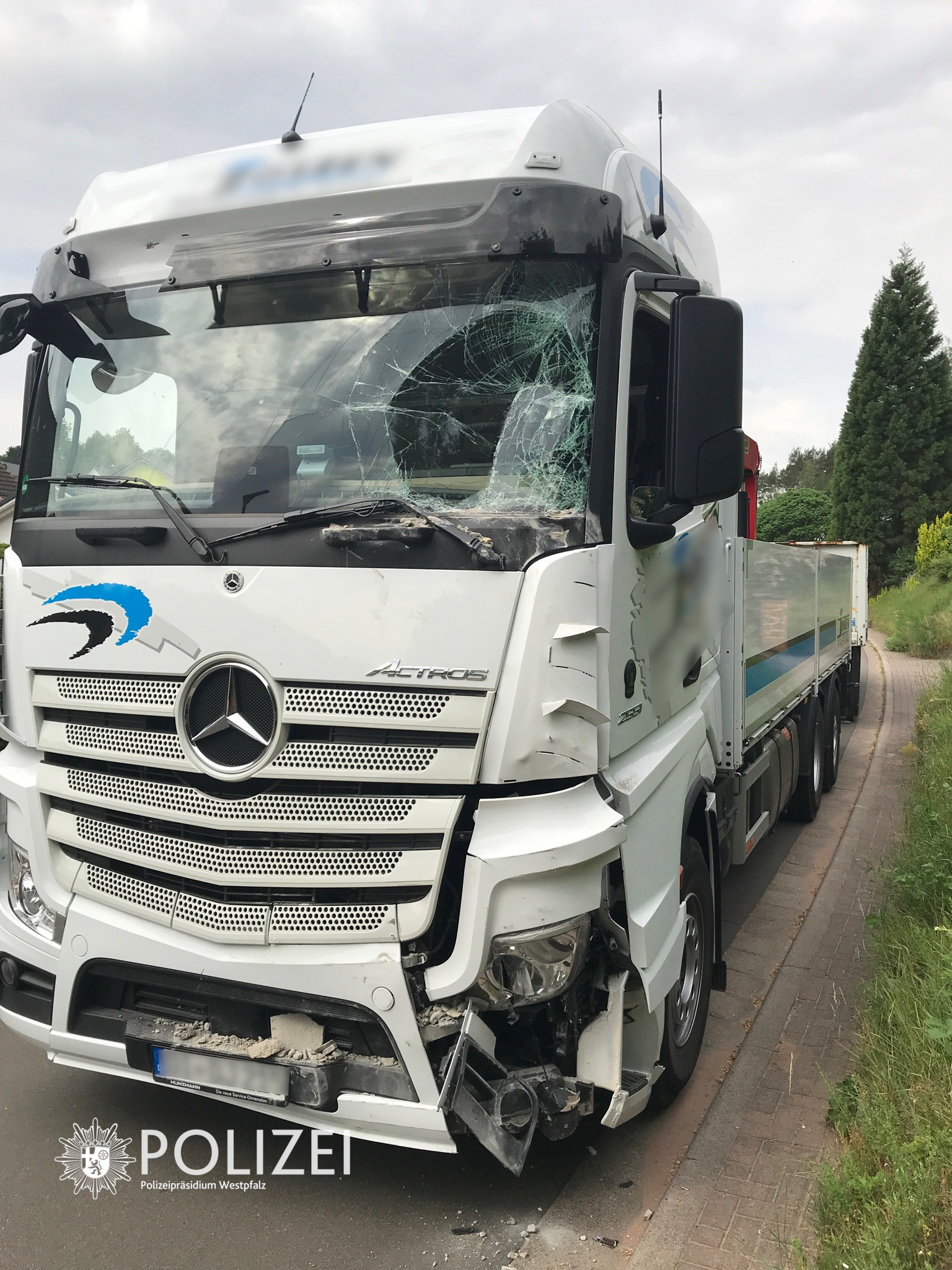 Der Lkw war nicht mehr fahrbereit und musste abgeschleppt werden