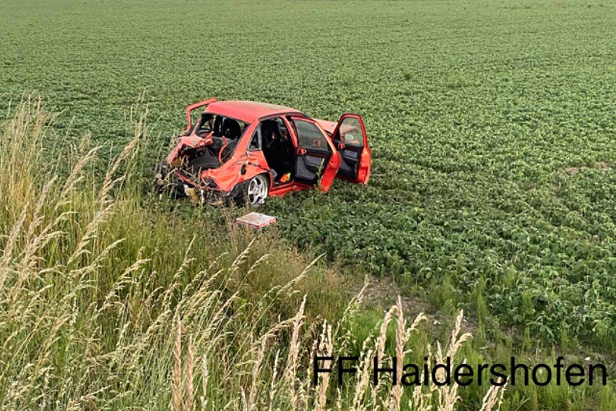 Ein junger Autofahrer war in Richtung Dorf an der Enns unterwegs und kam von der Fahrbahn ab und überschlug sich