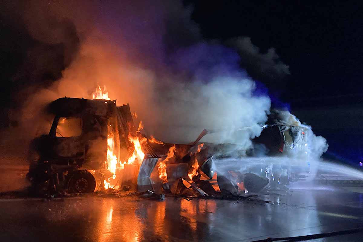 Vollsperrung der A61 wegen brennendem Lkw