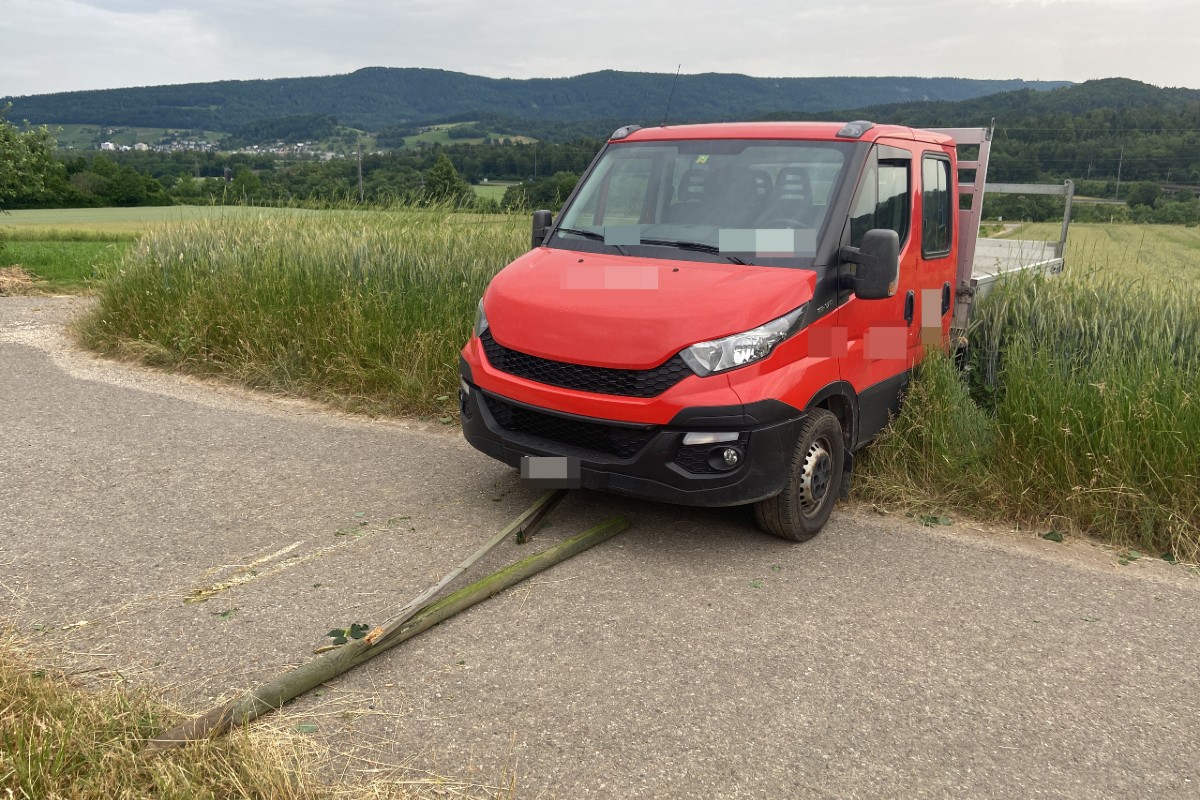 In Killwangen AG wurde ein Lieferwagen in einem Feld aufgefunden.