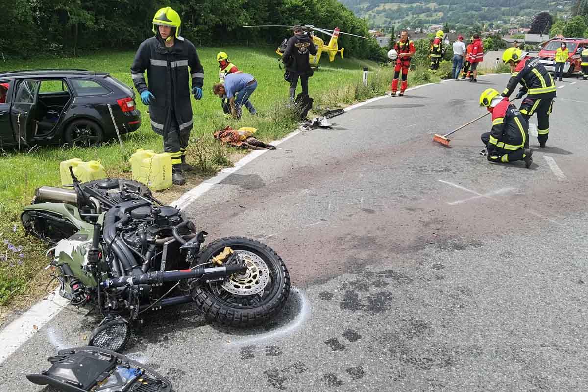 Kollision des Motorrades mit einem entgegenkommenden PKW
