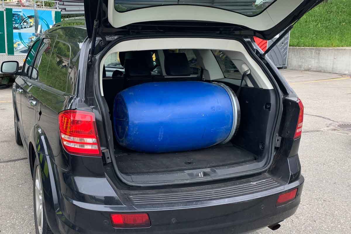 Bei der Kontrolle entdeckten in Laufenburg Mitarbeitende der EZV im Kofferraum des Fahrzeuges ein mit einem Deckel verschlossenes Fass