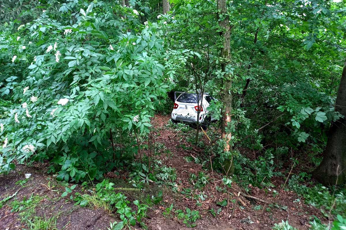 Pkw kam von Fahrbahn ab