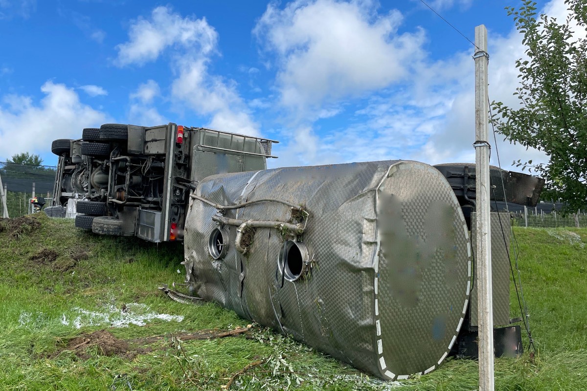 Spektakulärer Unfall in Römerswil LU - Lastwagen kippt auf die Seite!