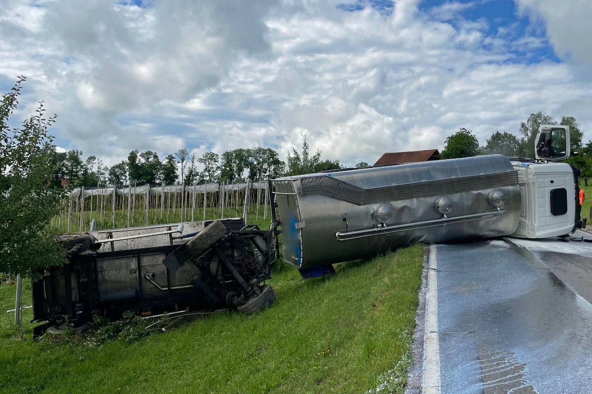 Spektakulärer Unfall in Römerswil LU - Lastwagen kippt auf die Seite!