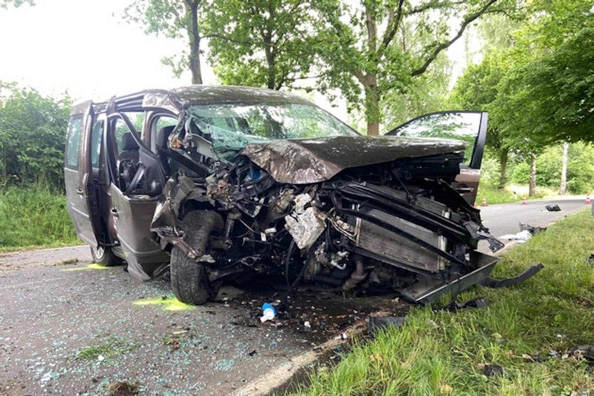 Schwerer Verkehrsunfall mit 2 verletzten Personen bei Horn-Bad Meinberg