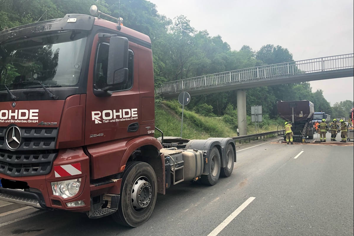 Baustellenfahrzeug beschädigt Brücke