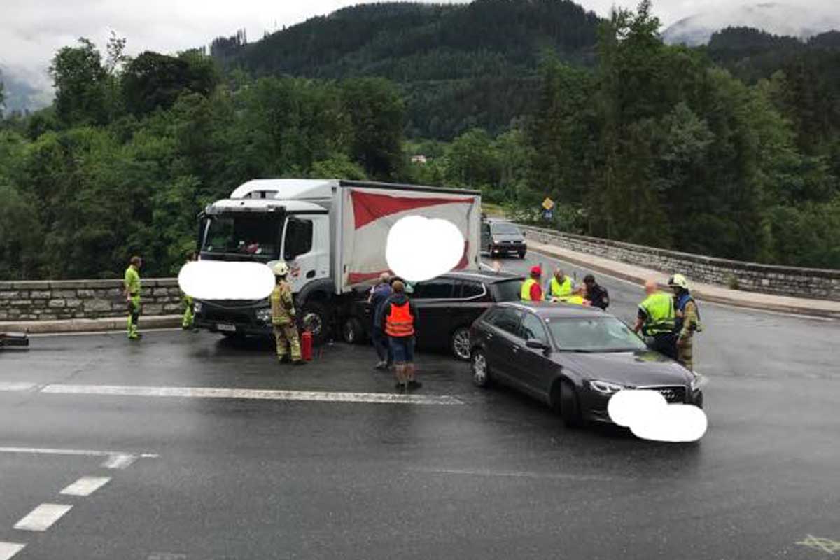 Heute wurden die Einsatzmannschaft zu einem Verkehrsunfall auf die B159, Bereich Kreuzbergmauth alarmier