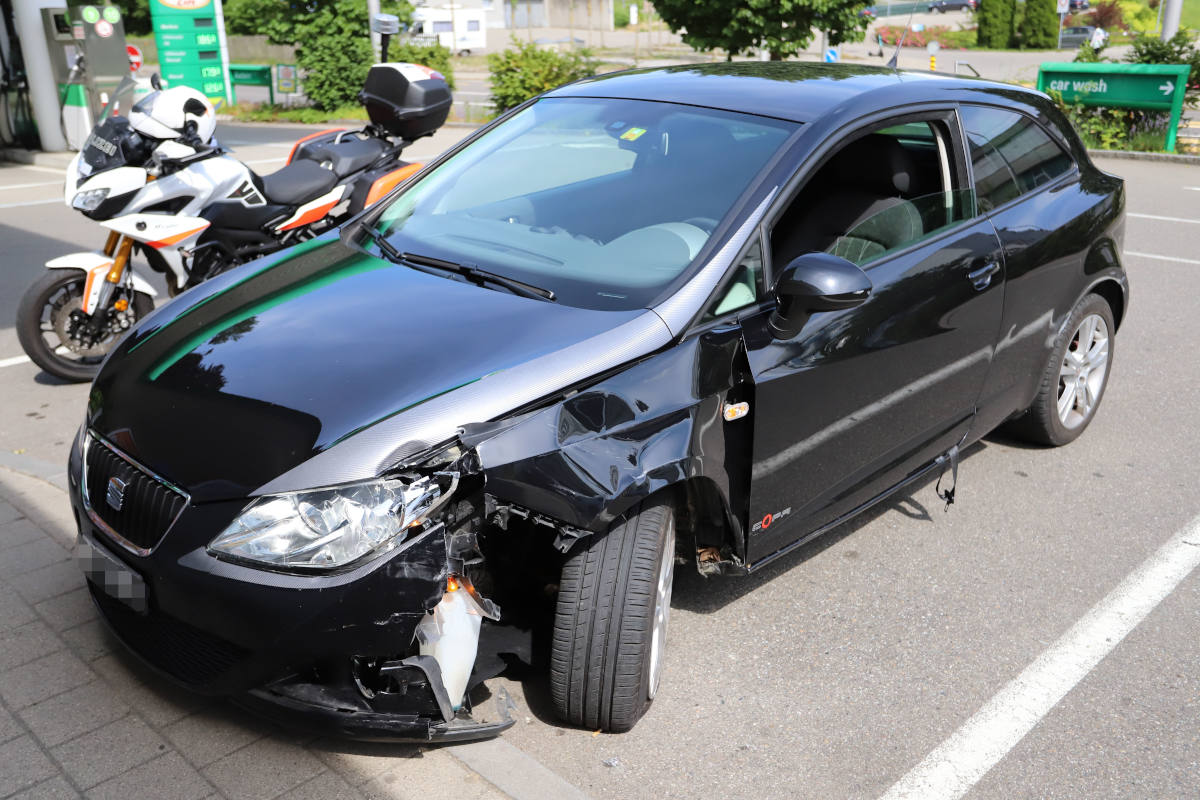Beschädigungen am Unfallfahrzeug von Vorne