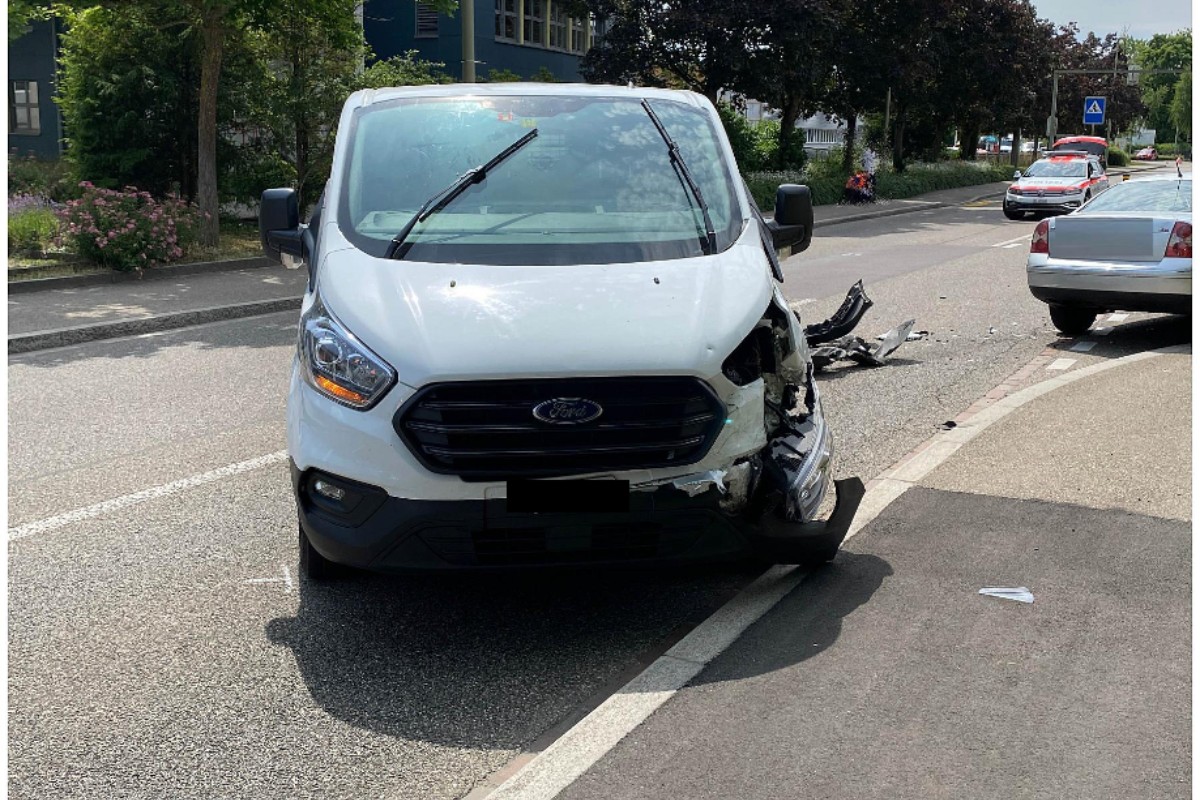 Reinach BL - Heftige Frontalkollision mit zwei Verletzten!