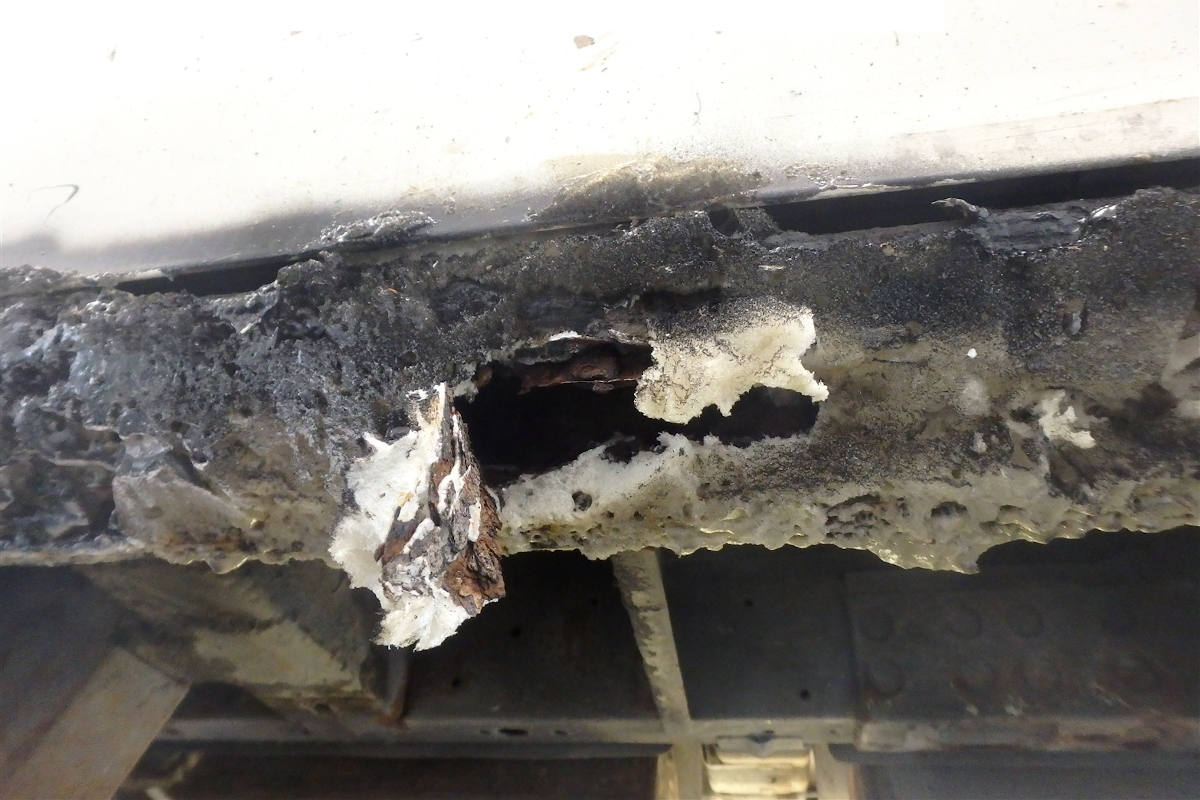 Motorradpolizist zieht verkehrsunsicheren Kleintransporter aus dem Verkehr