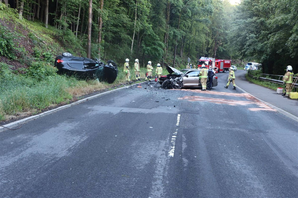 Zwei Verletzte nach heftigem Frontalzusammenstoß in Wiehl-Alperbrück