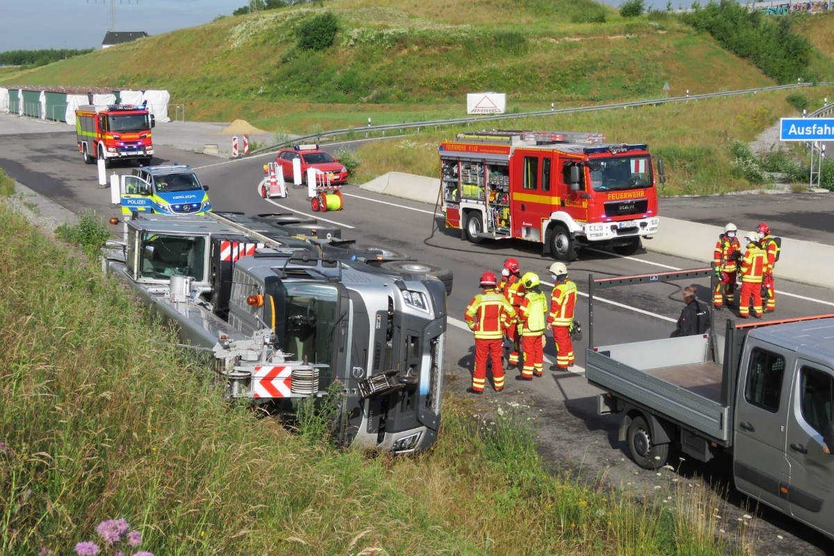 Kranwagen auf Autobahn A44 bei Heiligenhaus verunfallt