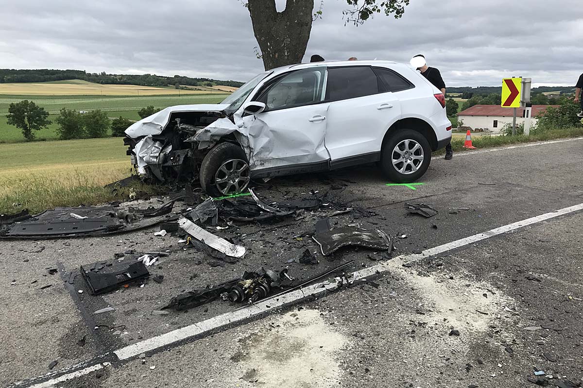 Bei dem heftigen Zusammenstoß wurden beide Fahrzeuge auseinander geschleudert