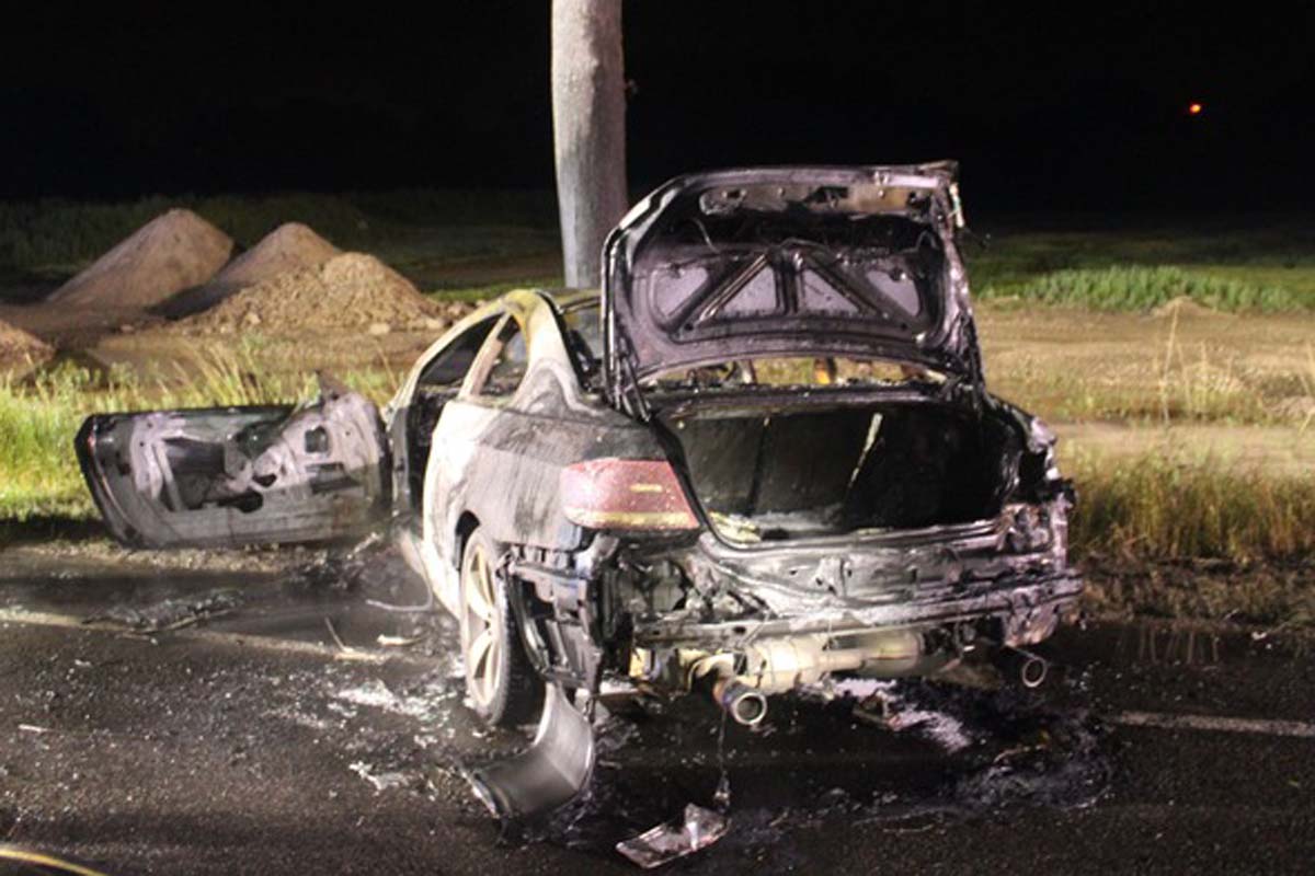 Als Folge der heftigen Kollision geriet der Wagen offenbar in Brand