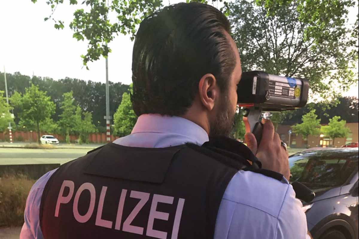 Mit dem Laser erfasste in Duisburg ein Beamter einen Autofahrer mit 105 km/h bei erlaubten 50 auf der L1