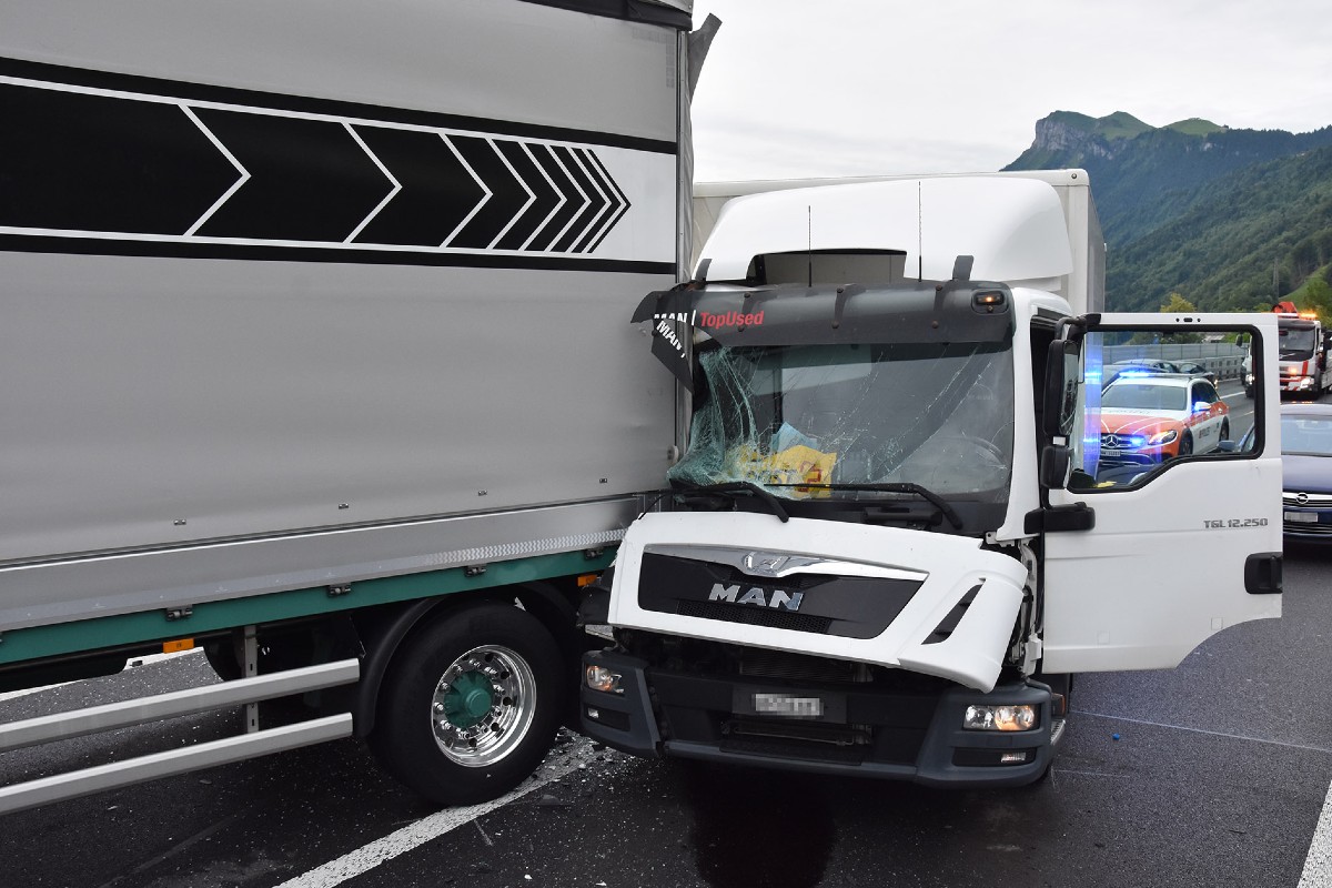 Beckenried NW - Autofahrerin wurde bei Selbstunfall erheblich verletzt – weitere Kollision am Stauende