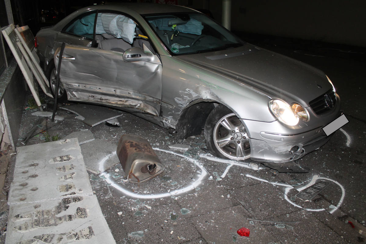 Auto landet in Schaufensterscheibe