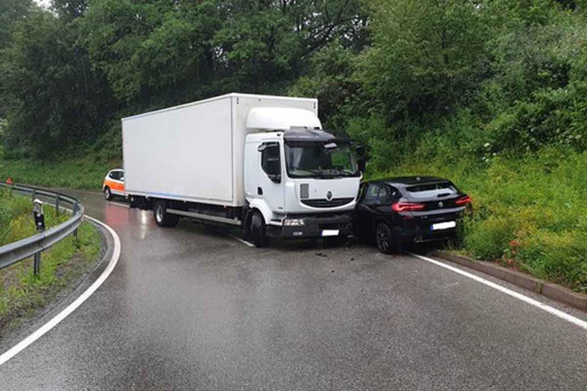 Unfall mit 4 verletzten Personen davon 2 Kinder