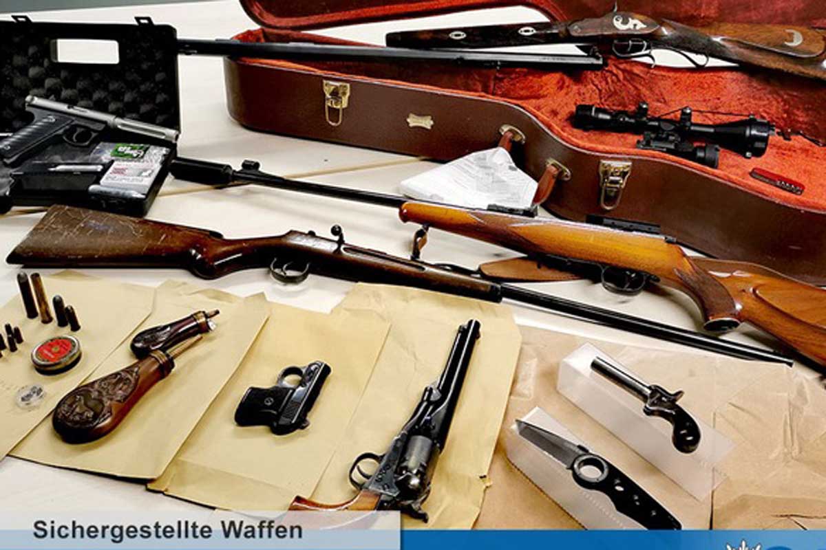 Nach einer ersten Bewertung dürfte es sich bei einigen der Gewehre, Pistolen und Revolver um "scharfe" und schussbereite Waffen handeln