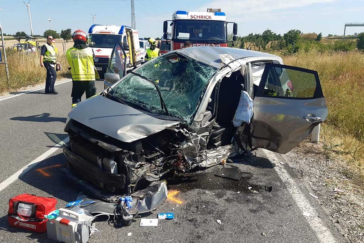 Auf der B7 bei km 33,8 waren aus unbekannter Ursache 2 PKW zusammengestoßen