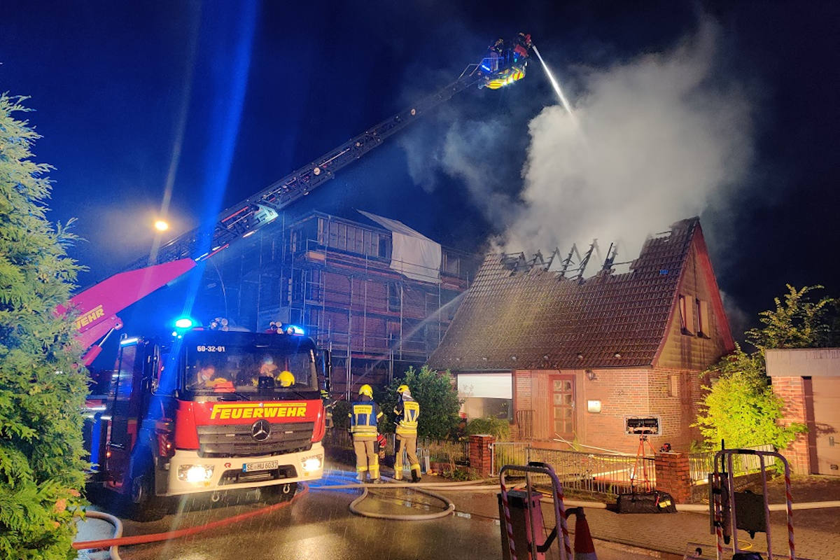 Löscharbeiten bei Dachstuhlbrand eines Abbruchhauses in Henstedt-Ulzburg