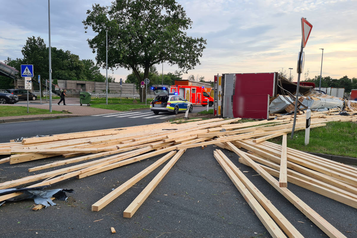 LKW Fahrer stößt mit Gebäude und zwei Pkw zusammen und stürzt um auf Rasthof bei Lehrte