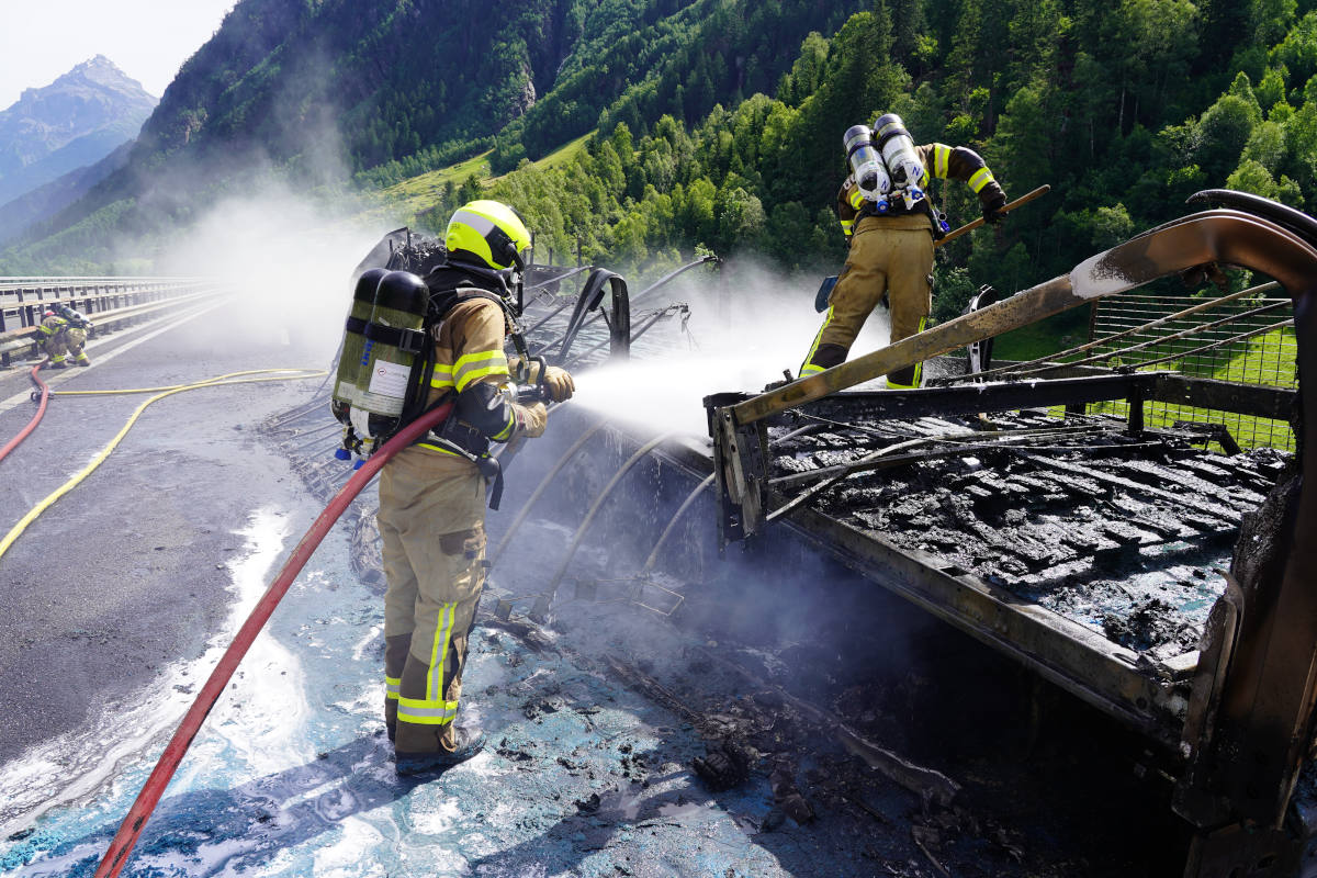 Brand eines Sattelmotorfahrzeugs auf der A2