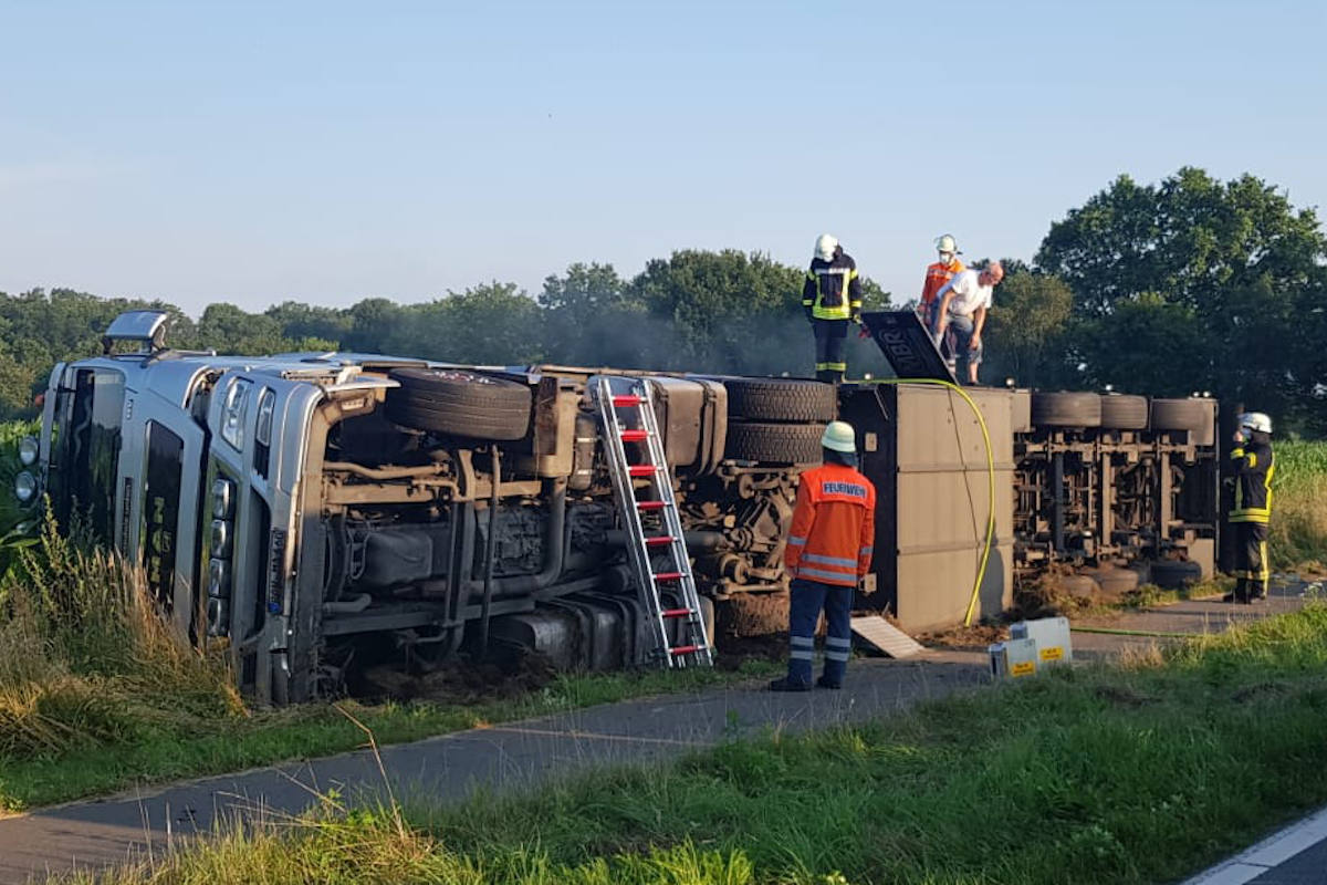 Schweinetransporter verunglückt zwischen Sittensen und Nütteln