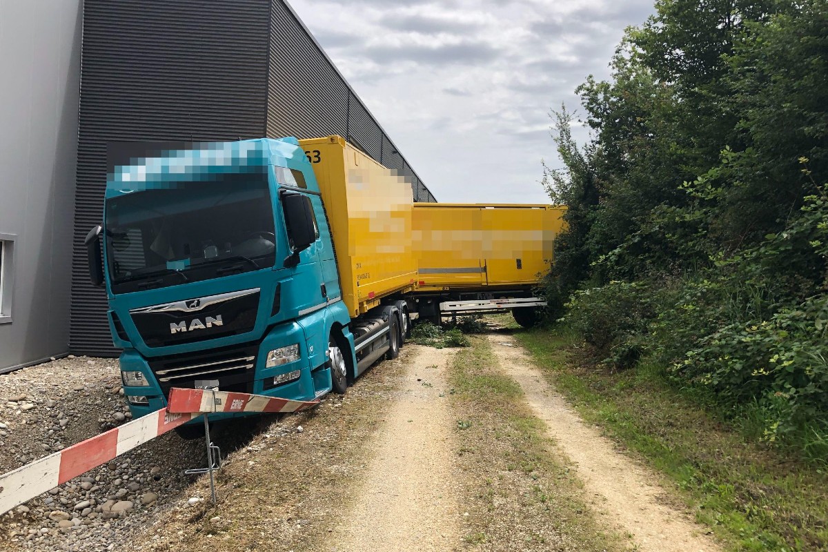 Härkingen SO - Lastwagen mit Anhänger prallt in Industriegebäude!