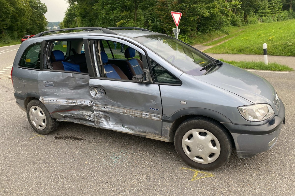 Rüfenach AG - Autofahrer übersieht 19-jährigen Motorradfahrer und verletzt ihn lebensbedrohlich!