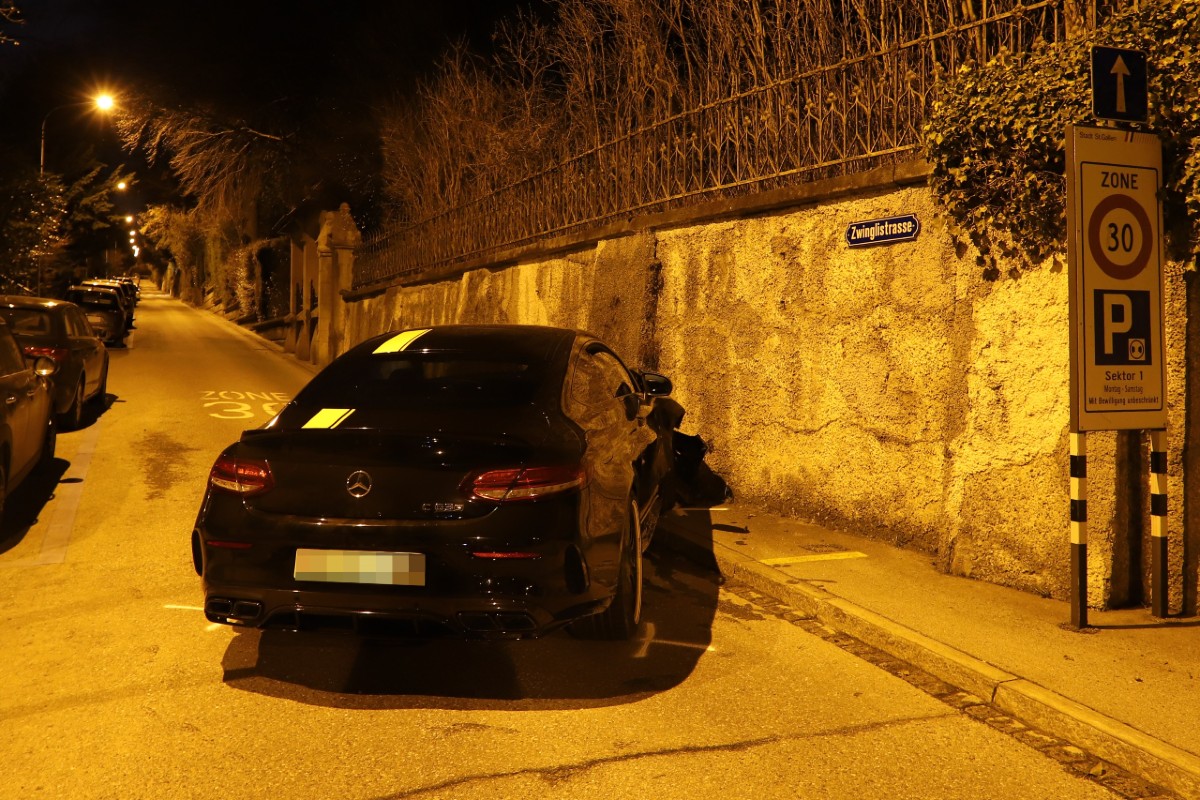 Stadt St. Gallen - Raserfahrt in der Stadt im Mercedes endet mit Frontalkollision