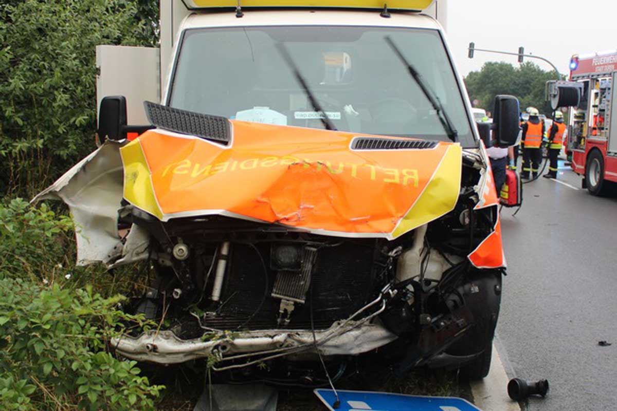RTW stößt mit Pkw zusammen