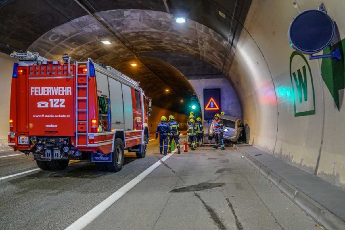 Autolenker prallte gegen Tunnelwand in Semmering