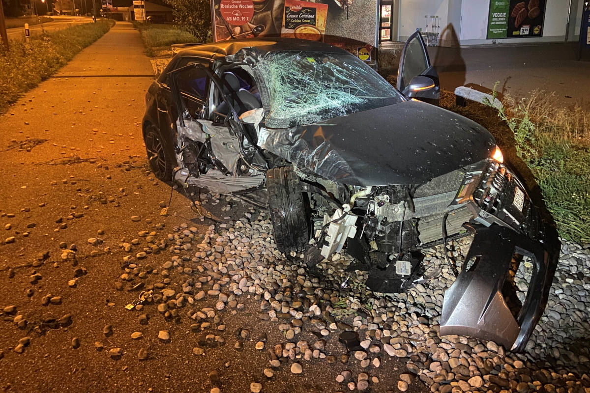 Frick und Oeschgen AG – Nach Einbruch in Autohaus auf spektakulärer Flucht verunfallt