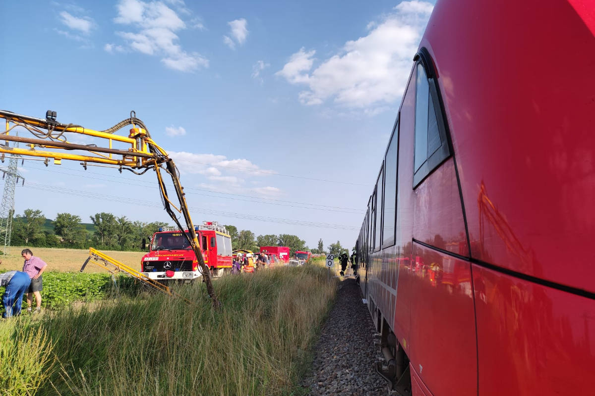 Regionalbahn kollidiert mit Traktor bei Wallertheim