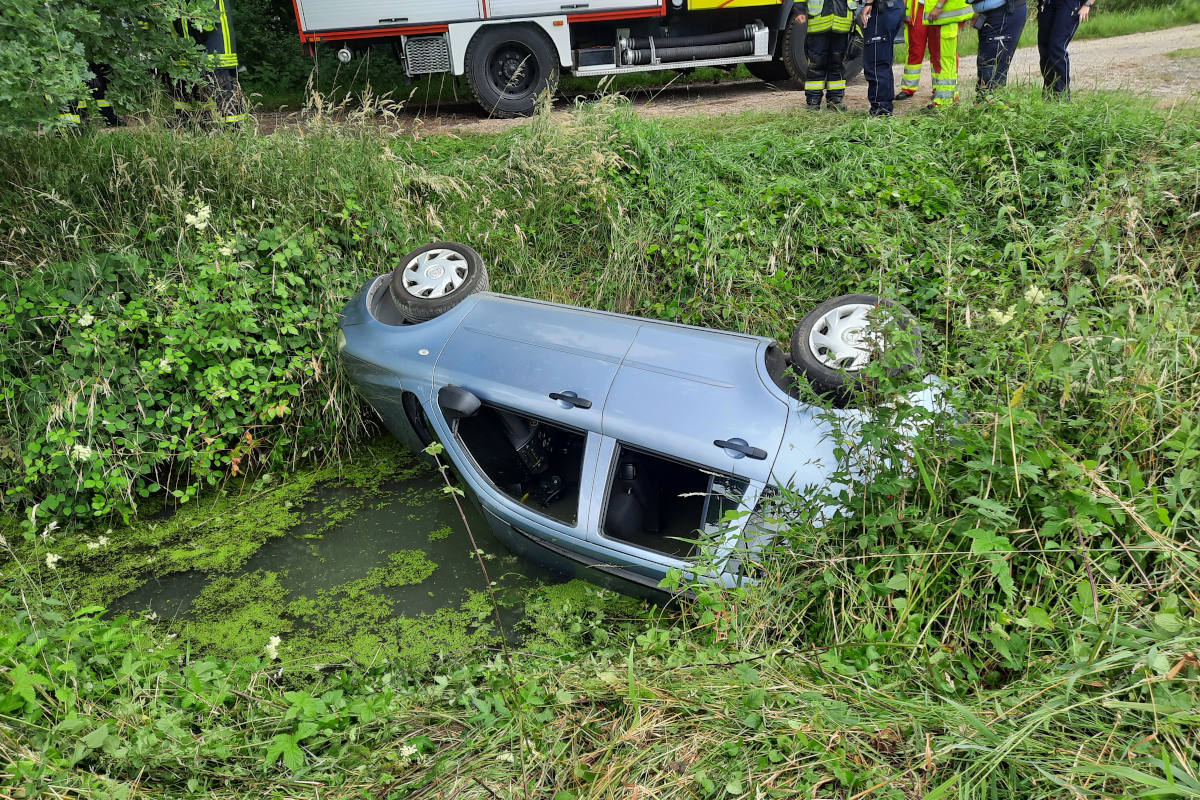 Auto in Wassergraben gerutscht in Kleve-Rindern