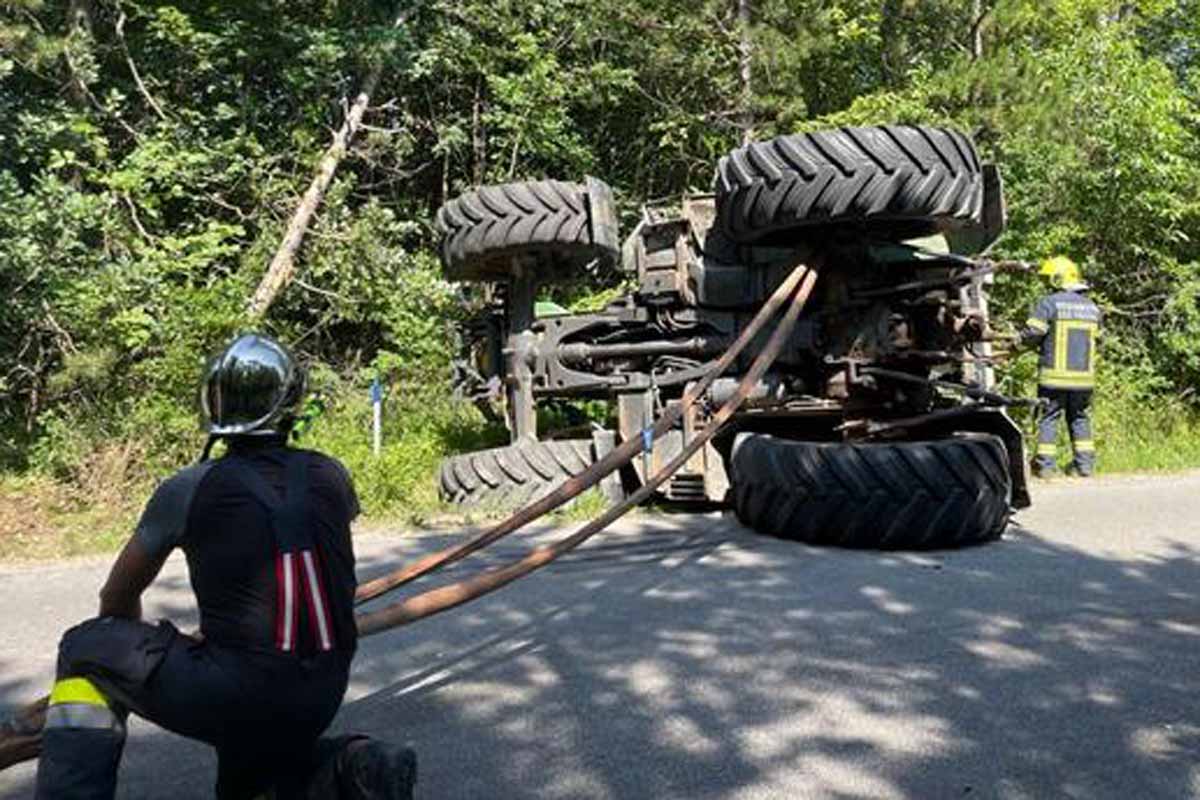 Ein junger Lenker aus dem Bezirk verlor die Kontrolle über seinem Traktor mit Tieflader Anhänger und kippte infolge um