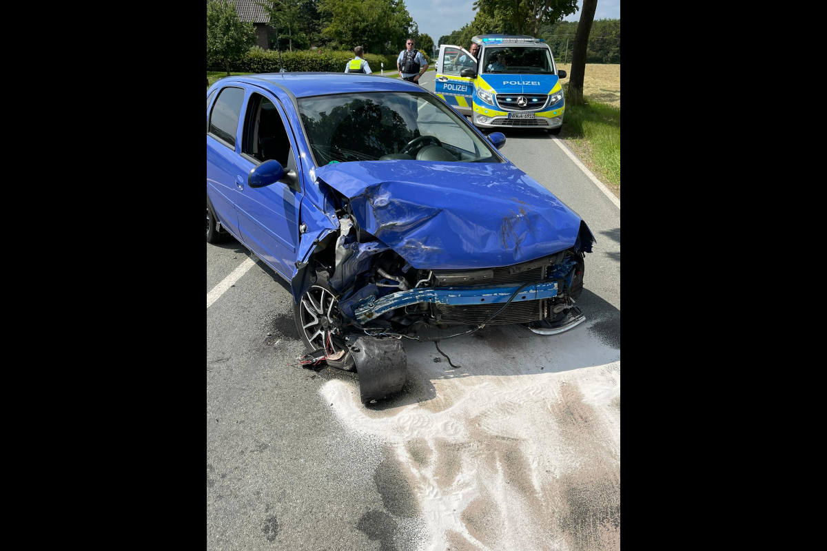  Gegen Baum geprallt bei Bedburg-Hau – Fahrer aus Fahrzeug gerettet
