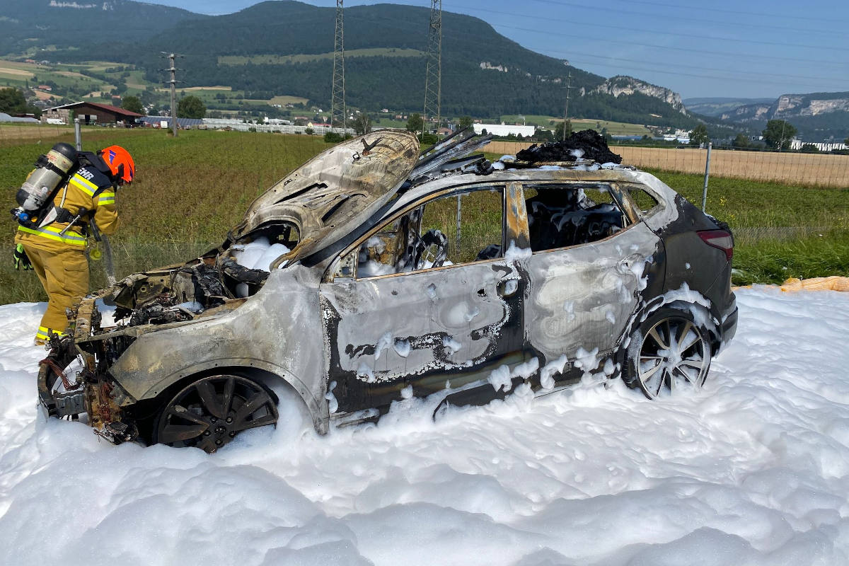 Auto brennt vollständig aus auf der A1 bei Niederbipp