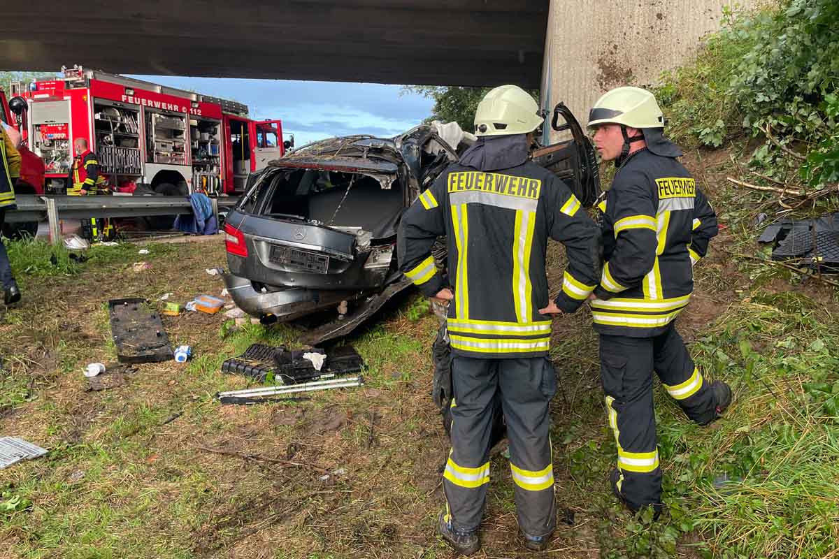 Autofahrer stirbt nach schwerem Verkehrsunfall