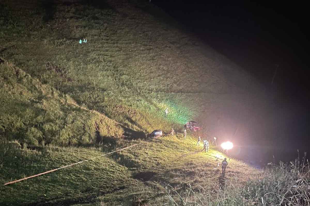 Durch die Feuerwehr wurde das Rote Kreuz unterstützt und anschließend der Geländewagen mittels Seilwinde geborgen
