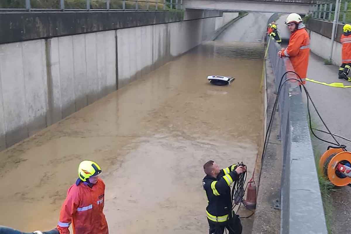 Die Insassen, die die Situation falsch eingeschätzt haben, konnten ihr Fahrzeug noch bevor es versank, unverletzt selbstständig verlassen