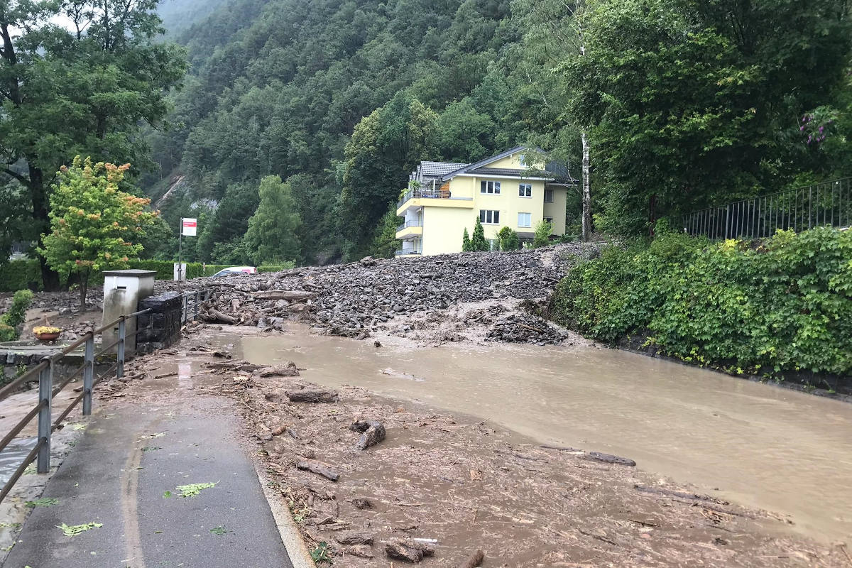 Der Fallenbach tritt über seine Ufer