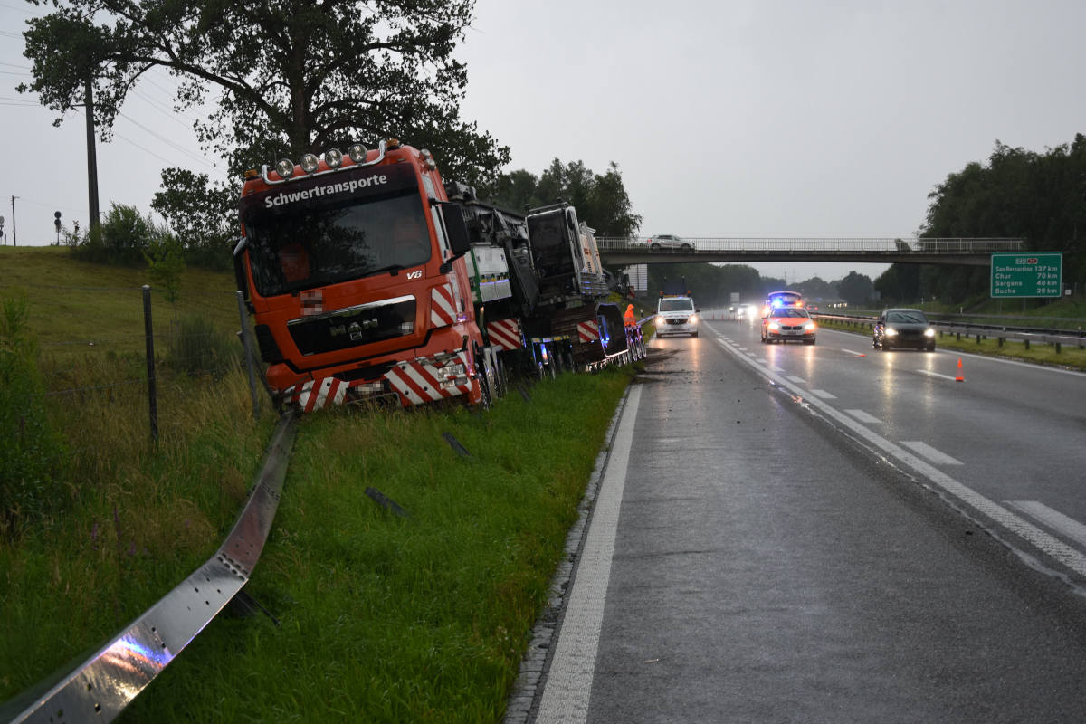 Selbstunfall eines Ausnahmetransporters auf der A13 bei Widnau