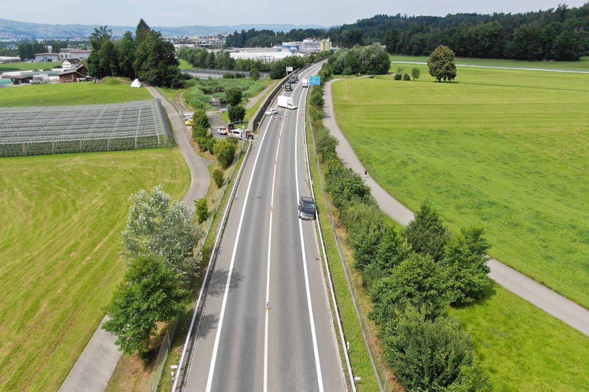 Gelöster Anhänger kollidiert mit Pickup auf der A15